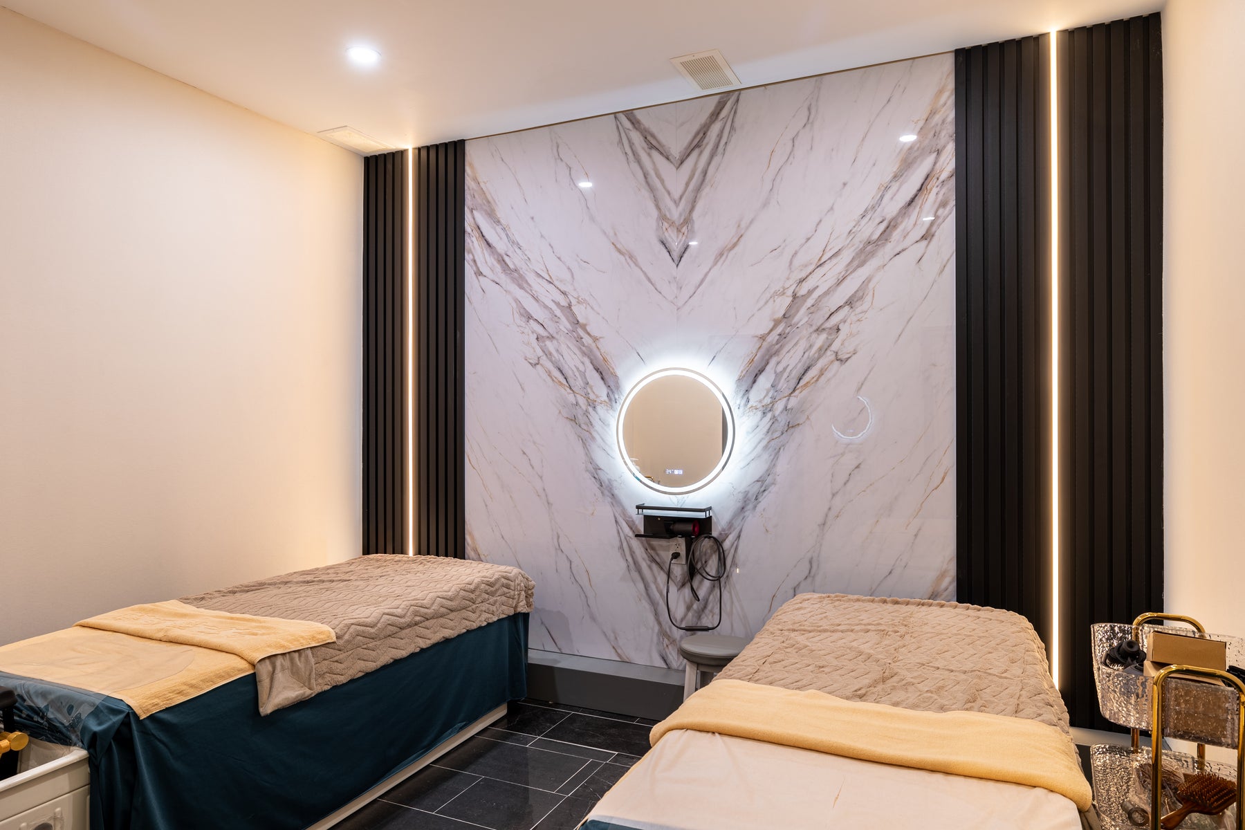 Marble Wall Panel 4 and Matte Black 190 slat panels in a Markham massage treatment room